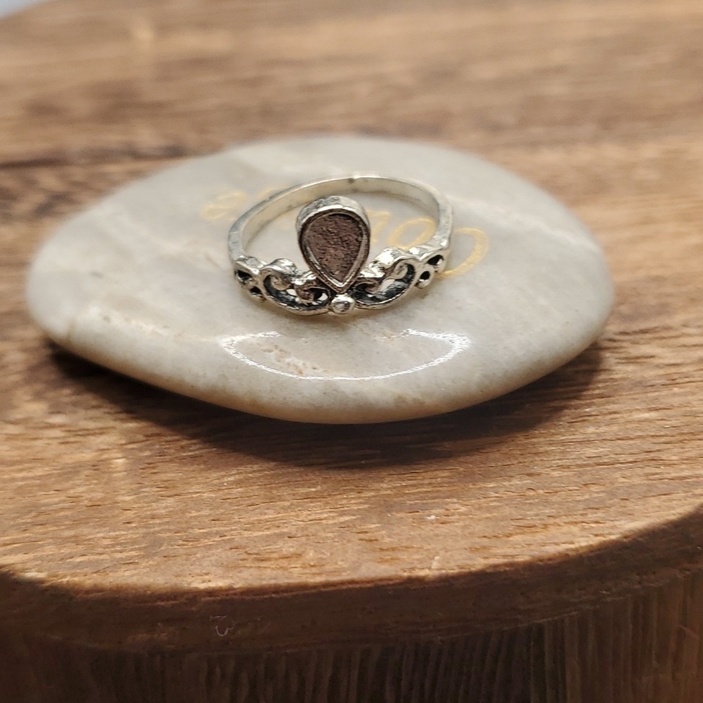 Size 5 sterling silver‎ ring R331
